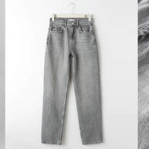 Ett par premium jeans från Gina Tricot, 90s. Färgen är i light grey, och är köpta för 599kr. Lägre pris kan diskuteras, strl 32🫶🏽