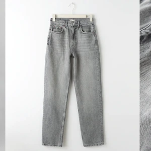 Gina Tricot Jeans - Ett par premium jeans från Gina Tricot, 90s. Färgen är i light grey, och är köpta för 599kr. Lägre pris kan diskuteras, strl 32🫶🏽