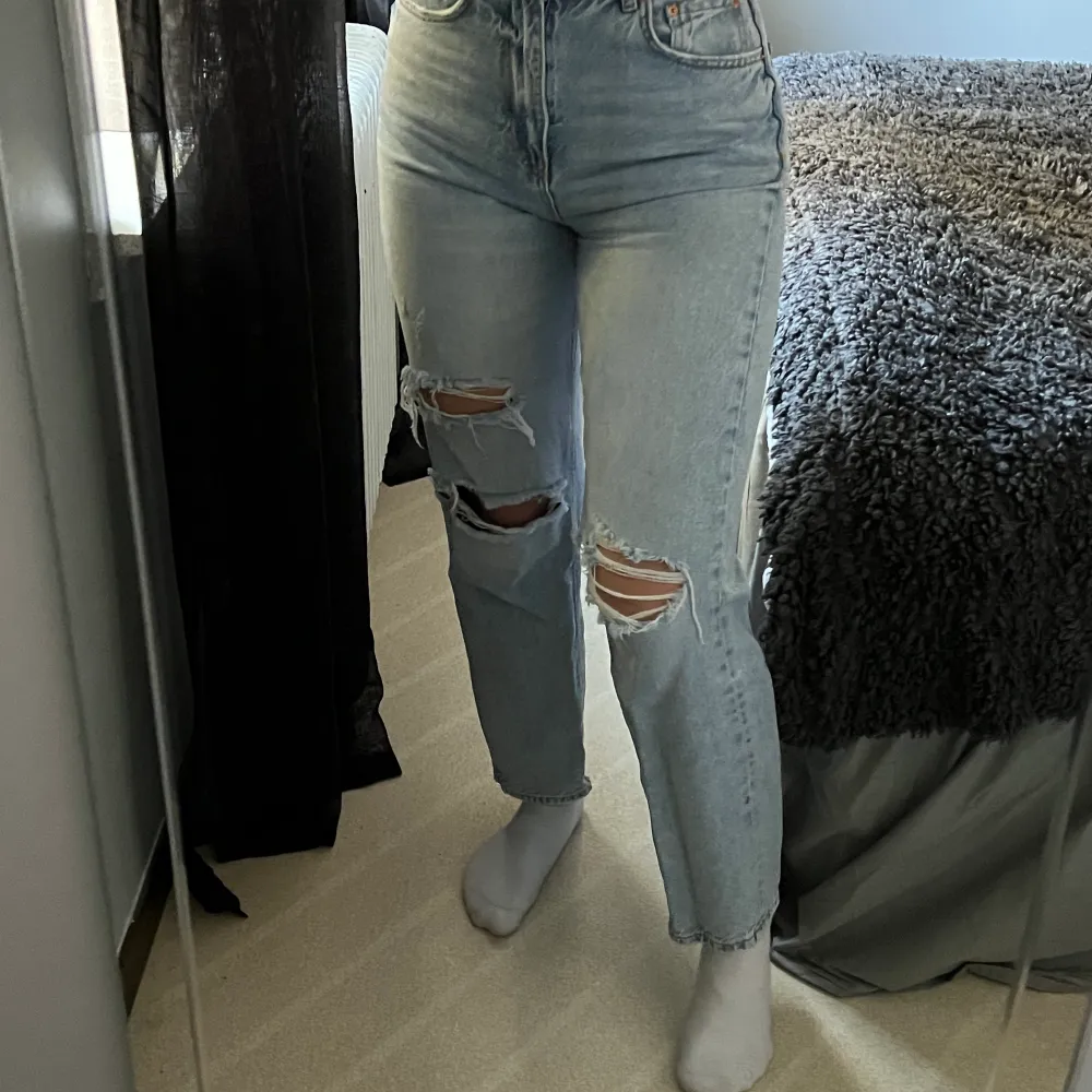 Säljer dessa blåa jeans med hål från Gina tricot då dom inte kommer till användning, knappt använda . Jeans & Byxor.