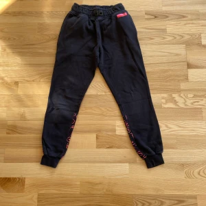 Adidas mjukisbyxor - Mjukisbyxor från Stellasport. Stretchiga och mjuka. Mudd på benen.