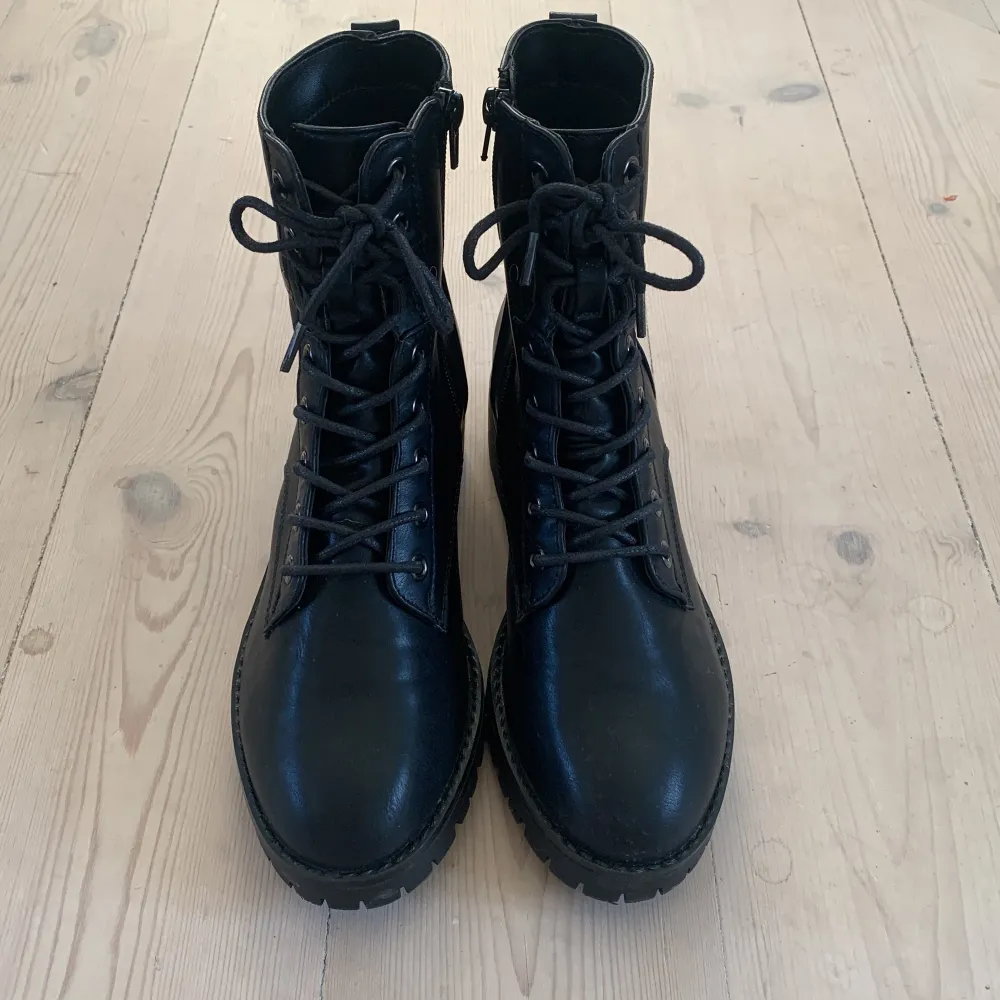 Ett par boots perfekta till hösten som är använda två gånger🌟. Skor.