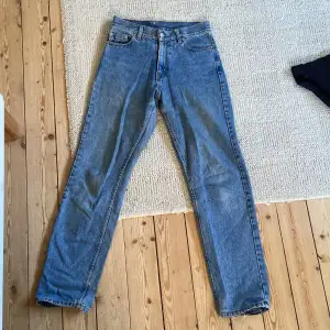 Jeans från 90talet med märket Rocky. Storlek 28 30. Modell Loose fit. 100% bomull. 