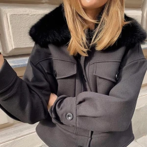 Meotine jacka - Lägger ut igen pga oseriösa köpare😔 Säljer min populära, slutsålda, jacka från meotine i färgen svart. Så gott som ny och har inga skador/noppror. PM vid intresse 🥰Lägger ut för 2800 (nypris) endast för att se vad folk är villiga att ge för den💕