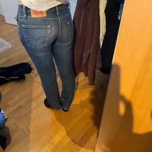 Levis jeans 511 - Såå snygga levis jeans 501, w30 l32! Skriv för fler bilder, frågor eller intresse:) Jag är 175 på bilden och dom är lite för korta för min smak, dom slutar precis vid foten.