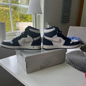 Jordan 1 high Japan navy 42,5 - Köptes hösten 2020. Box i bra skick. Knappt använda. Nypris 4000