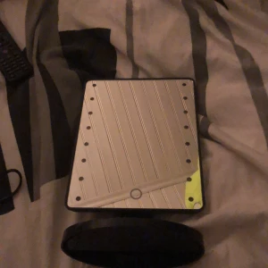 Vet inte - Ljuset är lite dålig kan va pågrund av att mina batterier typ är slut har inte kollat om de är därför sen har locket till batterierna försvunnit annars funkar den bra 