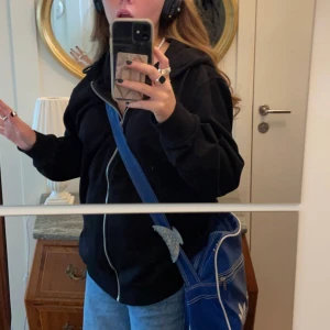 Zip-hoodie  - Supercool zip-hoodie från weekday! Knappt använd och sjuk kvalite! Väldigt varm. Jag på bilden är 160 cm lång och brukar ha 36-38 i kläder ❤️