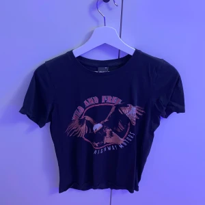 T-shirt Gina Tricot - Fin och snygg t-shirt från Gina💓 pris kan diskuteras💕