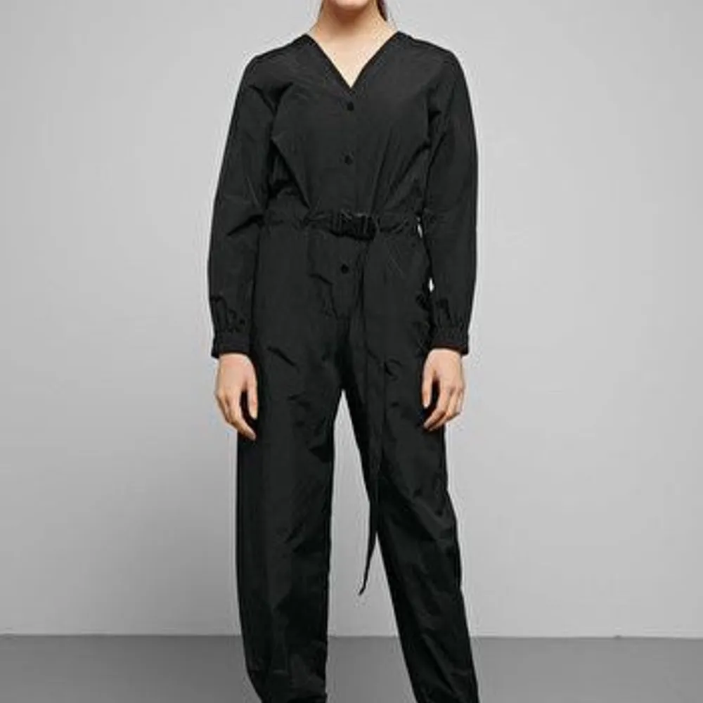 Jumpsuit från weekday  Stroke xs/s Aldrig använt.  Pris 250kr. Övrigt.