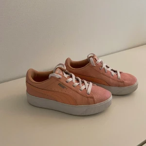 Glittriga puma skor - Dessa skorna är använda men är i absolut bra skick. Dem är rosa och glittriga med vita snören. Skorna är i storlek 34.💗