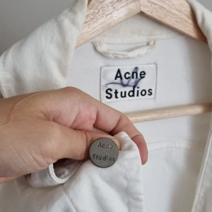 Acne skjorta / overshirt - Liknar en jeansjacka i modelken men materialet är mer skjorta/overshirt. Lite tunnare än en jacka helt enkelt.