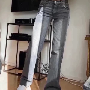 Zara mid Rise jeans - Intressekoll! Funderar på att sälja mina extremt eftertraktade zara jeans i midrise som är helt slutsålda, då jag inte använder de längre. De är i väldigt fint skick👌🏻 Säljer endast vid bra bud!! Köp direkt för 800 inkl frakt