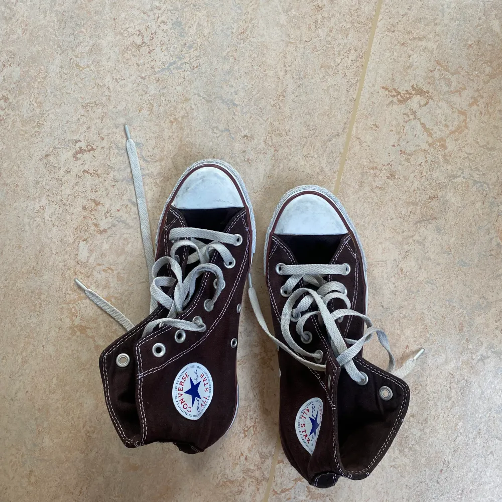Ett par från början vita äkta Converse som jag färgat mörkbruna själv med textilfärg. Passar inte min fot, använd ca10 ggr på gym💓. Skor.
