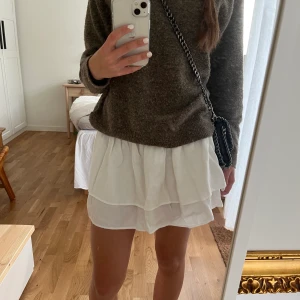 Volangkjol - Säljer min vita volangkjol då den inte kommer till användning. Den är köpt i Italien, på andra bilden ser man vilket märke. Skriv för frågor eller för fler bilder💗💗 Köparen står för frakt