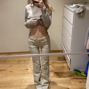 Beiga byxor från H&M - Fina lågmidjade byxor från H&M, aldrig använda så i jätte bra skick. Byxorna är i storlek 36/S. Köpta för 200 kr så säljer för 150 kr💞 