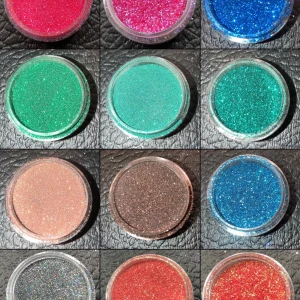 Glitter - För alla nagel tjejer där ute! Super fina glitter till ett bra pris! 10 för 100kr🎀