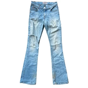 Y2k Miss Sixty Jeans - !-20%!Snygga vintage Miss sixty jeans med slits/slitningar! Lågmidjade/midrise med bootcut! Storlek W27! MÅTT// Midja-70cm Innerbensmått-84cm Jag är 170cm lång!💋 I fint skick, dock slitna/smutsiga vid fötterna på baksidan!  