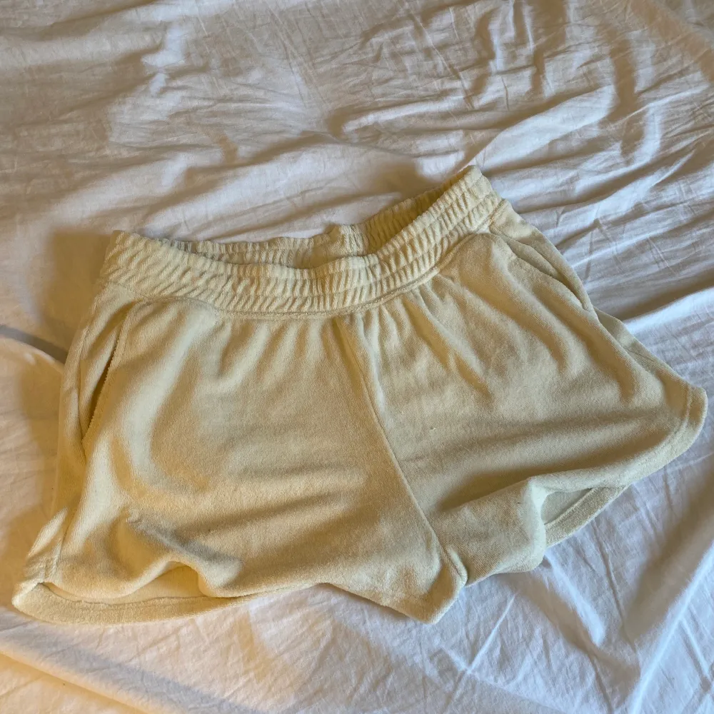 Super sköna beiga pyjamsshorts i handduks materiall . Shorts.