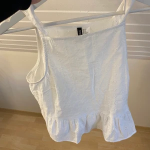 Vit linme - Super gulligt vit broderi linne som aldrig används 