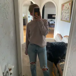 Zara jeans i storlek 34 som tyvärr blivit för små för mig             Formar sig superfint efter kroppen!!                                              Hör av dig om du har någon fråga 💙