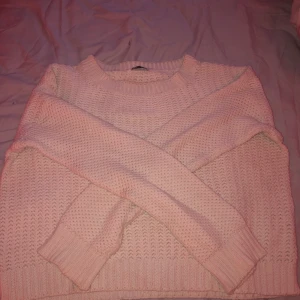 Vit Stickad Tröja - Stickad tröja från cubus! strl 140-130 men passar perfekt på mig som har S. bra skick och är väldigt skön.