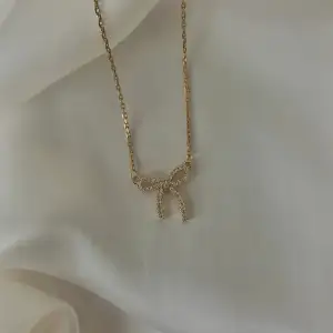 Wow så fint halsband! Kedja i rostfritt stål med guldpläterad berlock och kubisk zirkonia stenar! Artikelnummer: #003. Skriv till oss för beställning alternativt ”köp nu” om så önskas!🌈🌈🌈