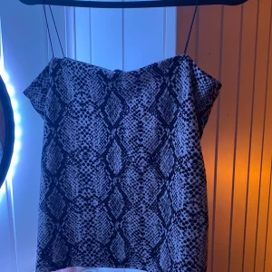 Mönstrat linne  - Takt topp med snakemönster. Bästa festtoppen!