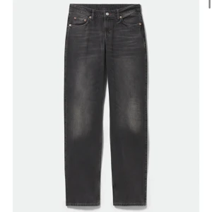 Weekday LOW Arrow svarta - Säljer mina nästan helt nya Arrow LOW jenas från weekday i svart har använt 2 gånger i storlek 24/30 kom privat för mer bilder