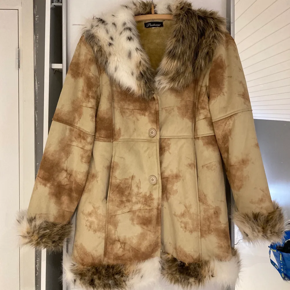 Så fin penny lane/afghan coat, perfekt för både vinter och höst! | Superfint skick, endast använd en handfull gånger | Säljer då jag inte använt tillräckligt | Köpare står för frakt ❣️. Jackor.