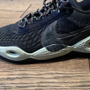 Nike cosmic unity  - Dem är i bra skick använda 3 gånger för att jag märkte att dem var för små så jag väljer att sälja dem  Pris diskuteras snabb säljning  Köpta för:1900kr Säljs för: 700kr
