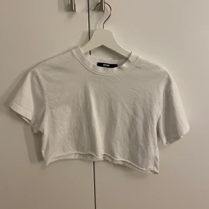 T-shirt - Vit kort t-shirt från Bikbok, använt fåtal gånger. Stl S