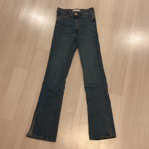 Jag säljer dessa jeans ifrån Gina tricot, pga förkorta i längden💕Jeansen är aldrig änvända har bara testat dom💕(står ej för frakten)