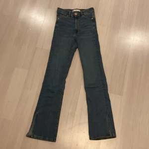 Molly jeans - Jag säljer dessa jeans ifrån Gina tricot, pga förkorta i längden💕Jeansen är aldrig änvända har bara testat dom💕(står ej för frakten)