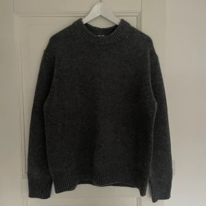 Stickad tröja - Grå stickad tröja från arket. Använd fåtal gånger och är i superbra skick!