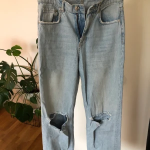 Gina tricot jeans storlek 36 - Använda för 2 år sen men tyvärr för stora. Fint skick och inga skador.