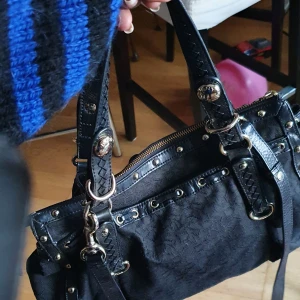 Åkta DNKY hand väska  - Säljer min åkta DKNY  vintage väska. Som är I mycket bra skick och passar till allt. Väskan har en lång band och man kan ha  den I olika still.Finns fler bilder. Den Kan ta fler saker.Om många är intressarad går den i bud. .Den är slut såld över allt