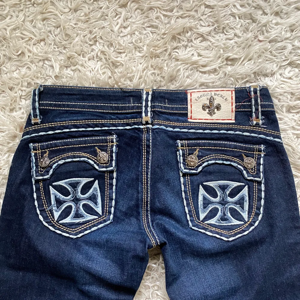 Lågmidjade jeans från Laguna Beach💕midja 84, innerben 87, jae 165. Jeans & Byxor.