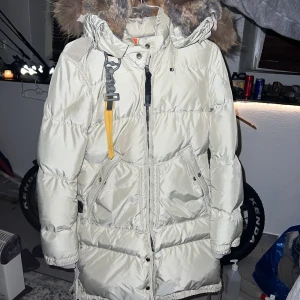 Parajumper  - Beige parajumper longbear i storlek xs. Bra skick använd två vintrar och köpt 2019. Har kvar lapppar osv. Köptes för ca 10 000. Lite sliten på insidan då den har blivit kemtvättad.