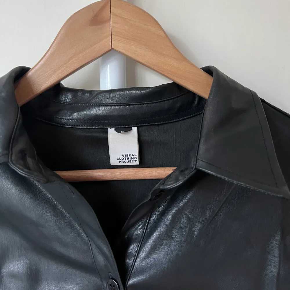 Supersnygg skjorta i skinn köpt på MQ. Ganska ”ostruken” på bilden då den legat i en låda. Kan användas som skjorta eller jacka.. Jackor.
