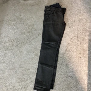 Selected Holme Tailored Denim Jeans - Några år gamla jeans från ett Danskt märke. Made in Italy.  Mycket bra kvalite och slitstarka. Tyvär har dom blivit för små, och jag hopps någon annan har nytta av dessa kvalitetsjeans. Sitter varken tight eller för baggy. 