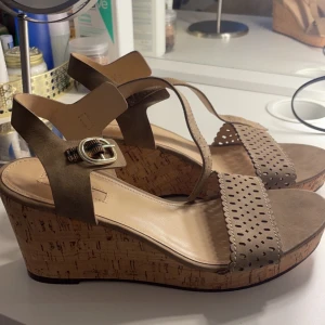 Klackskor  - Klackskor från sprit som är helt oanvända, säljer för 120kr💓