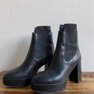 Stylish and comfortable Acne boots with the perfect size heel. They’ve been lightly worn and are in good condition with some wear and tear on the sole. With a good polishing they’d look even better. 