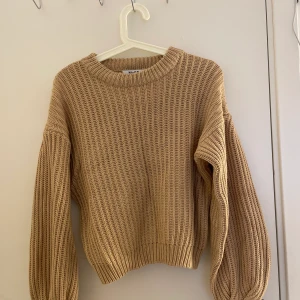 Beige stickadtröja - En beige stickad tröja från nakd i storlek xxs men går på en xs också💓 säljer för 50kr