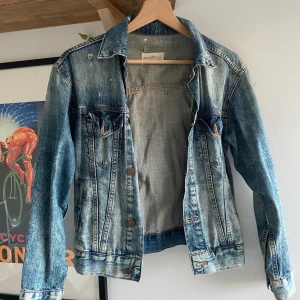 Jeans jacka - Superfin jeansjacka från Ralph Lauren. Länge favorit så använd, men nu för liten. Slitaget på jackan är i modellen. Relaxed fit💞🍁