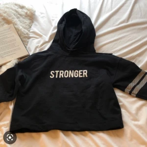 Stronger hoodie - LÅNAD BILD. Skriv privat om du vill ha fler bilder. Säljer pga att den inte kommer till användning. 