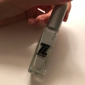 Nagellack - Silvrigt nagellack! Frakt tillkommer på 15kr 