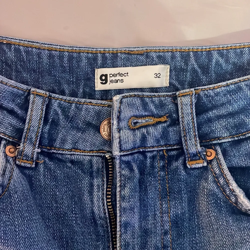 Hej💕 jag säljer dessa fina blåa jeansen då jag tycker de är för korta (är ca 160). Det är i fint skick💕 nypris kostar dessa 600kr  (Kan skicka via post). Jeans & Byxor.