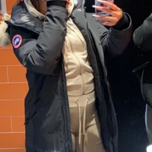 Canadagose jacka  - En helt ny canadagose jacka som ja köpte för 12 000 kr på NK för 2 månader sen, säljer den för ja känner att den inte riktigt passar på mig