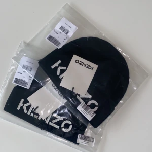 KENZO Beanie-black (one size) - Två stycken svarta oöppnade KENZO mössor. Original pris 900 sek.