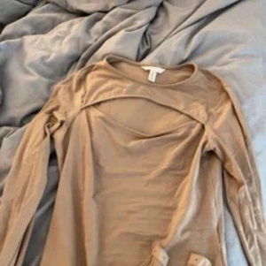 Body från gm - Hej säljer dennna fina body ifrån hm! Den är väldigt festlig och i bra skick! köpte för runt 170 kr för några veckor sedan använd 1-2 gånger pris kan diskuteras 